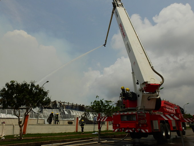 Kho chứa bông vải ở Quảng Ninh cháy suốt 12 tiếng chưa dứt